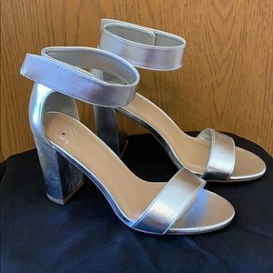 Delicious Shoes • Silver Pumps